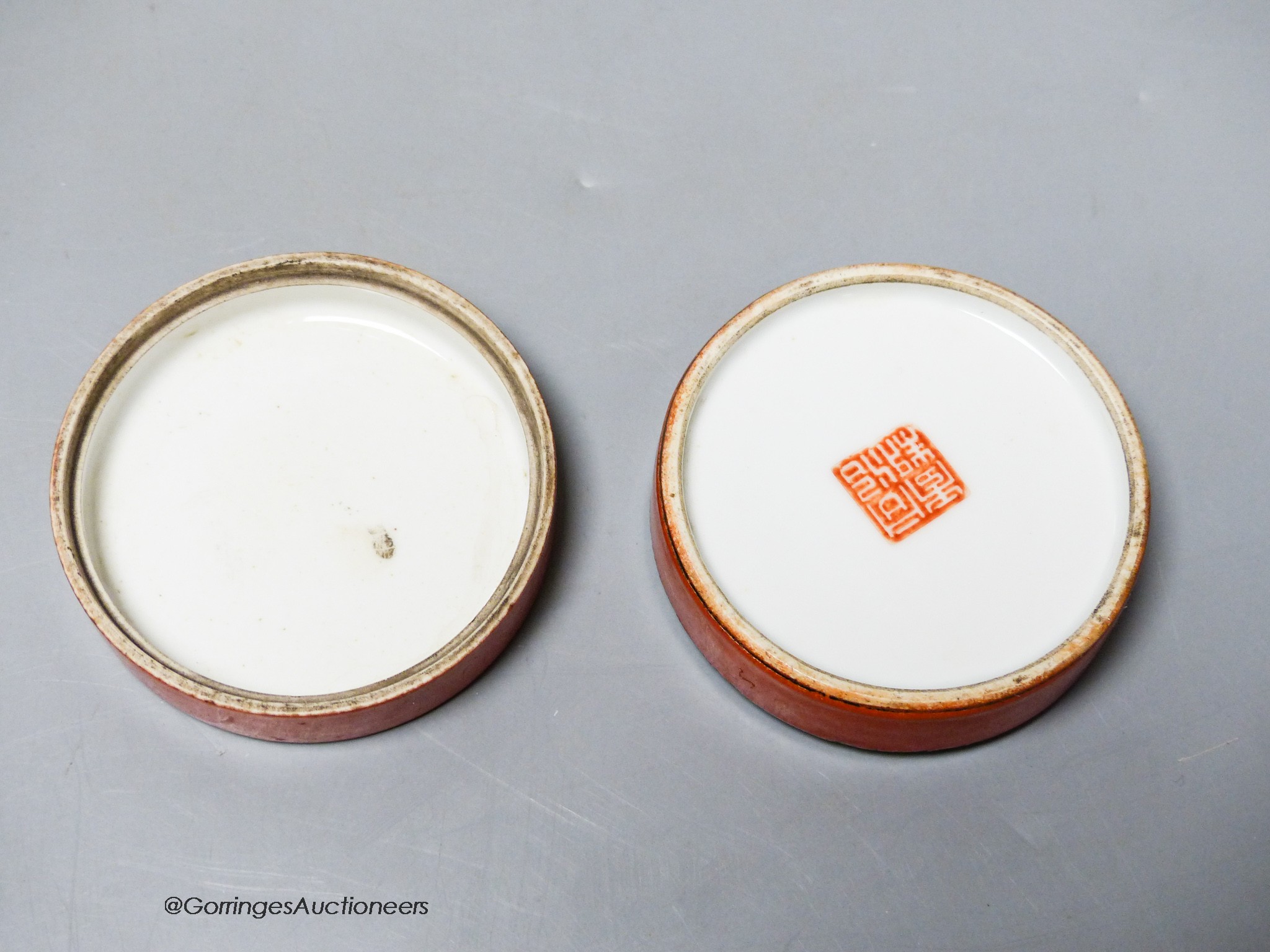 A Chinese famille rose porcelain circular box and cover, diameter 6cm